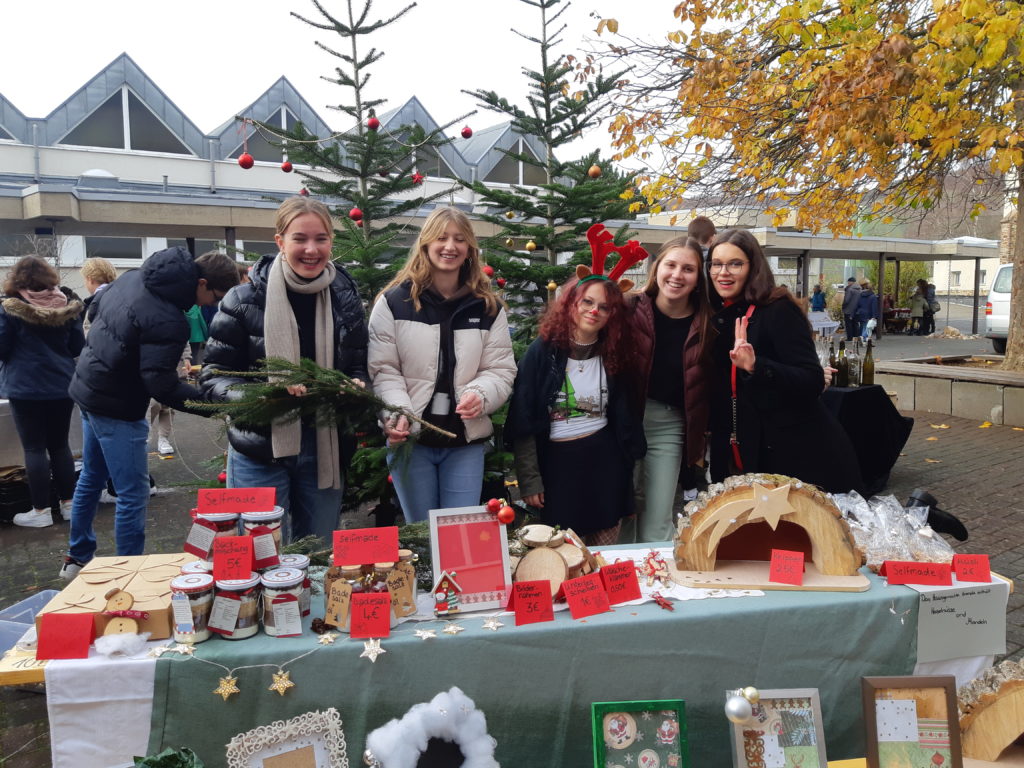 Adventsbasar der Realschule Calvarienberg lockte viele Besucher*innen an - Realschule Calvarienberg Ahrweiler