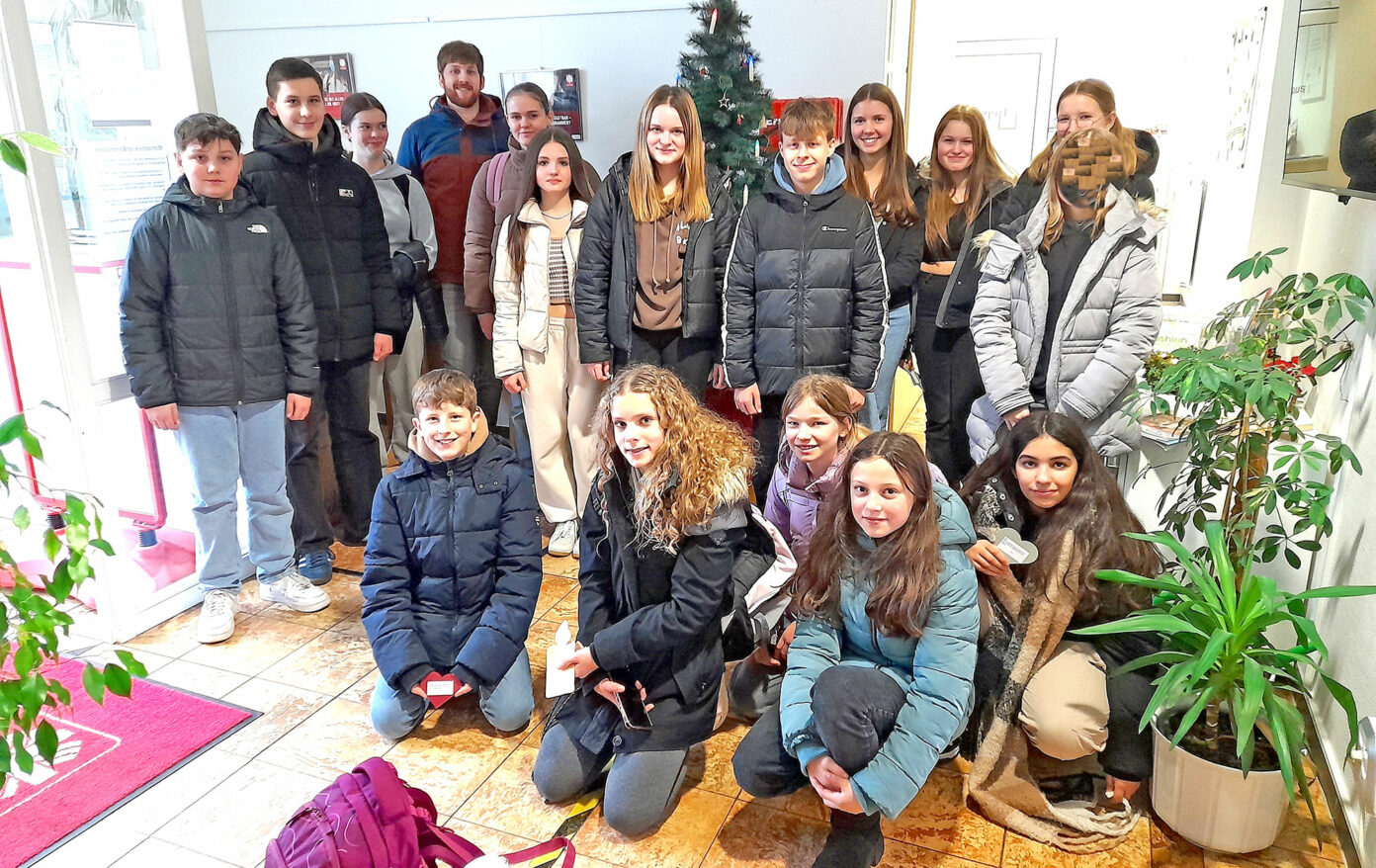 Die SV unserer Schule spendet an die Aktion Wunschbaum der Caritas - Realschule Calvarienberg Ahrweiler