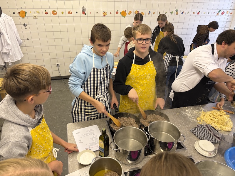 Spitzenköche kochen mit Schülern – Genuss und Nachhaltigkeit im Schulalltag