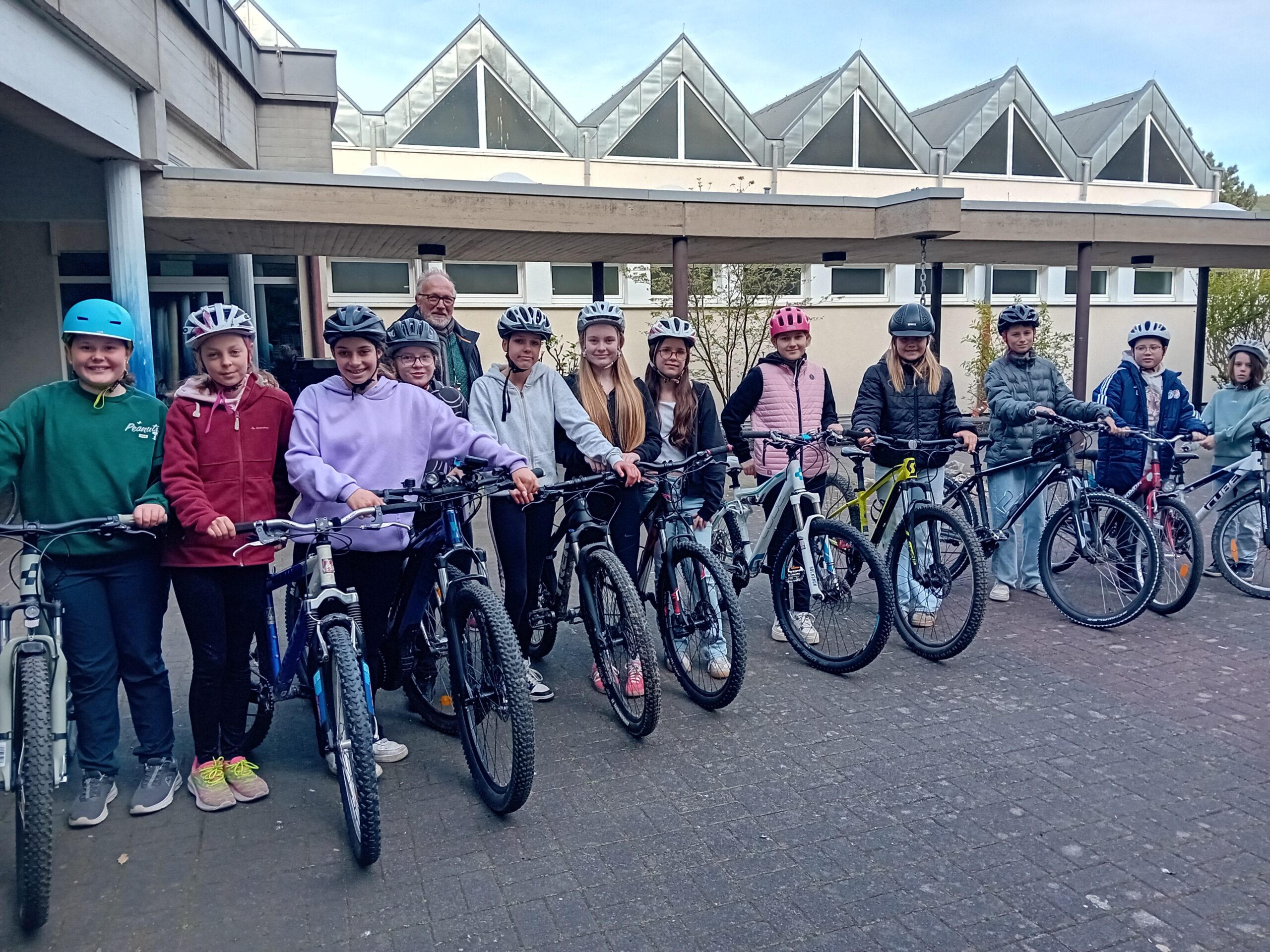 Fahrradprojekt stärkt Sicherheit und Selbstvertrauen bei Schülerinnen und Schülern
